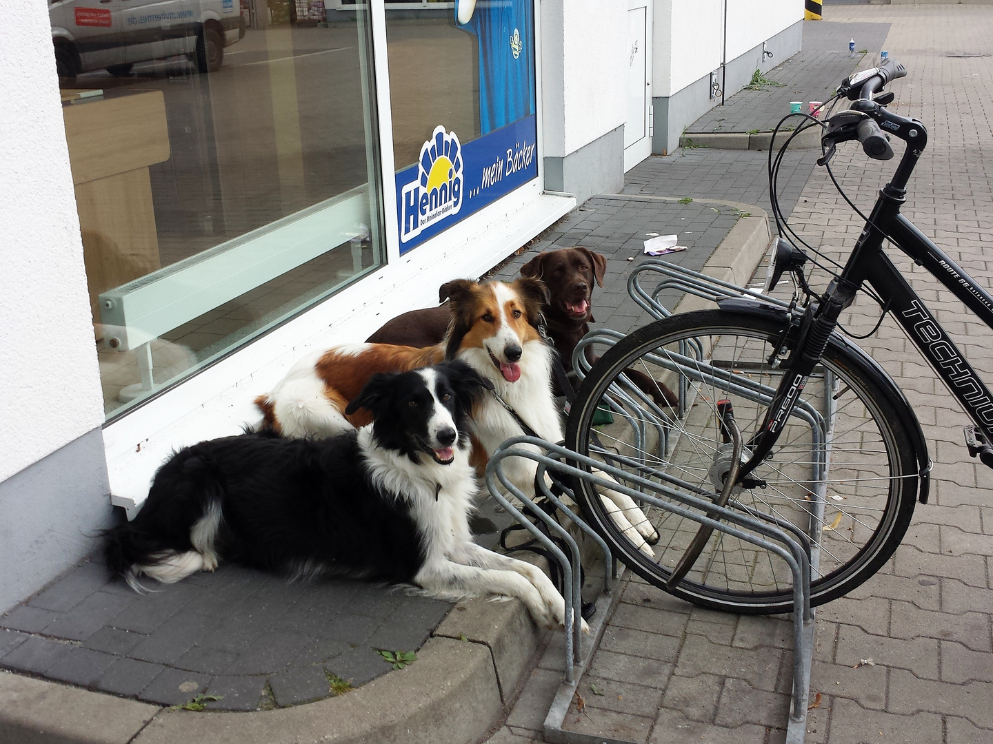 Warten vor dem Supermarkt