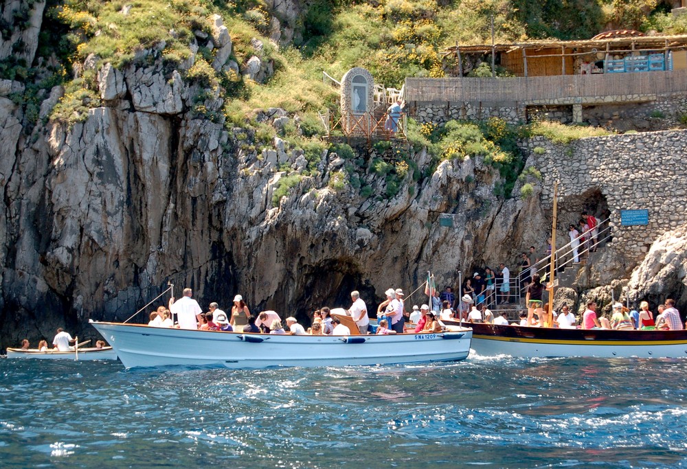 Warten vor der Blauen Grotte