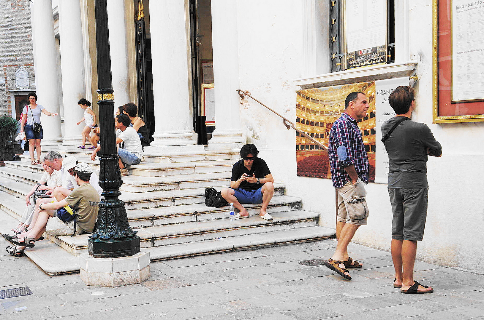 Warten vor der Oper in Venedig