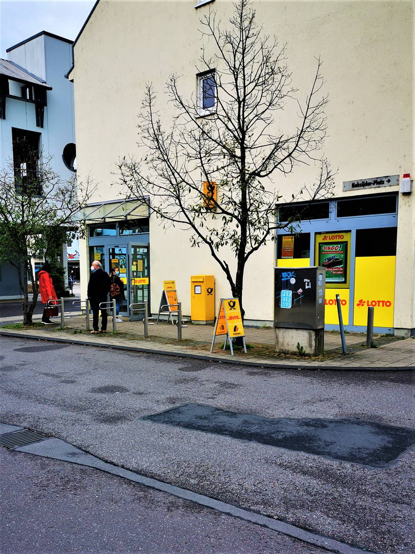 Warten vor der Postfiliale