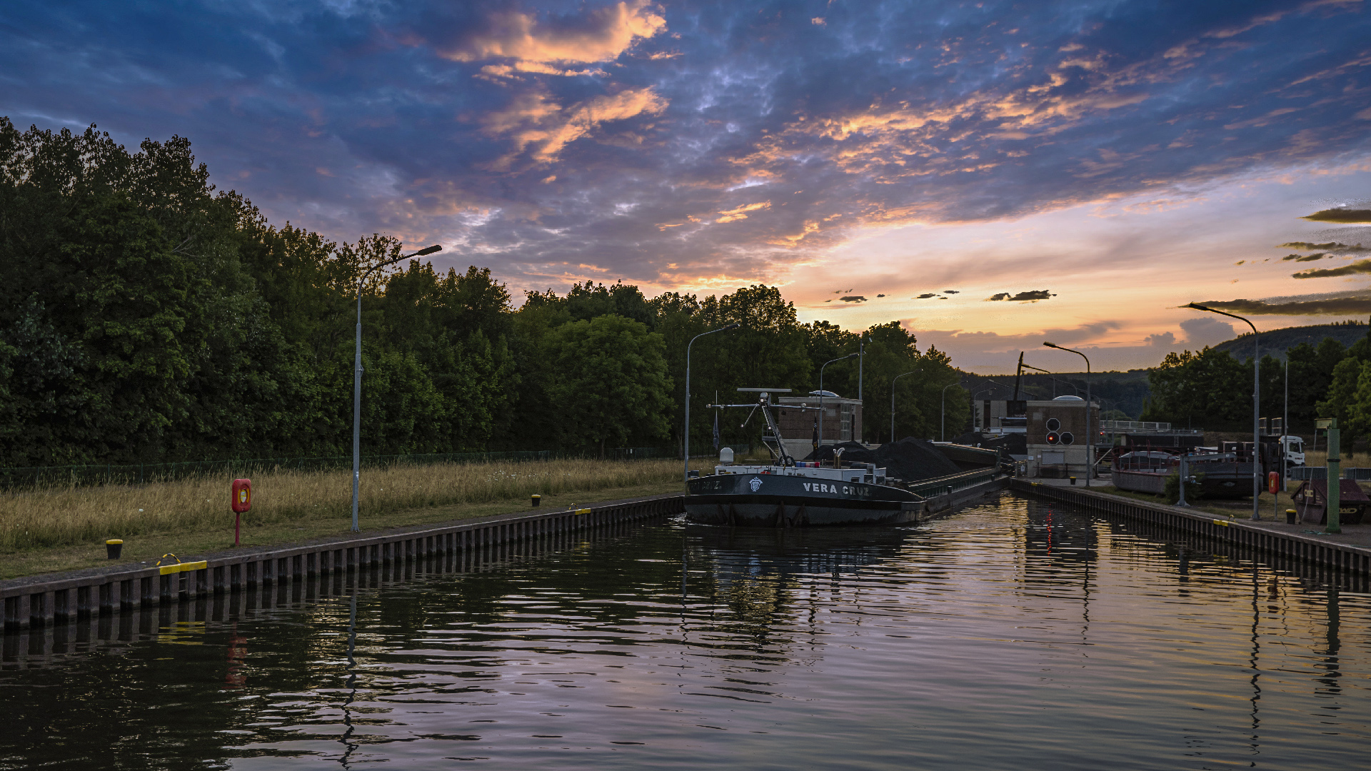 Warten vor einer Schleuse