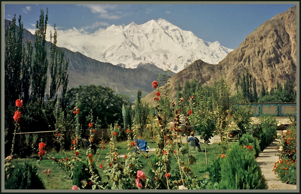 Warten vor imposanter Kulisse, Rakaposhi 7788 m , Hunza, Pakistan