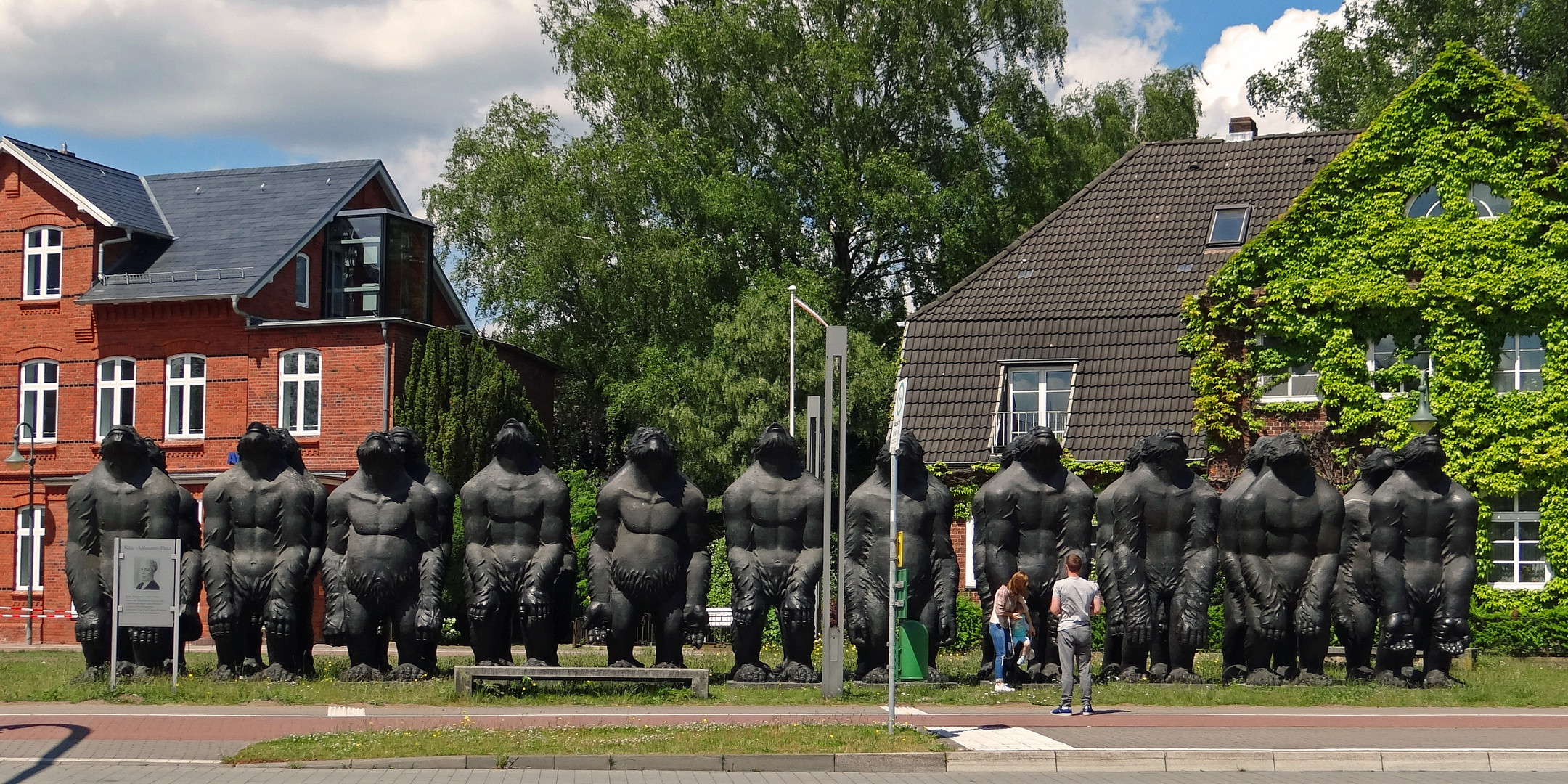 Wartende an der Haltestelle