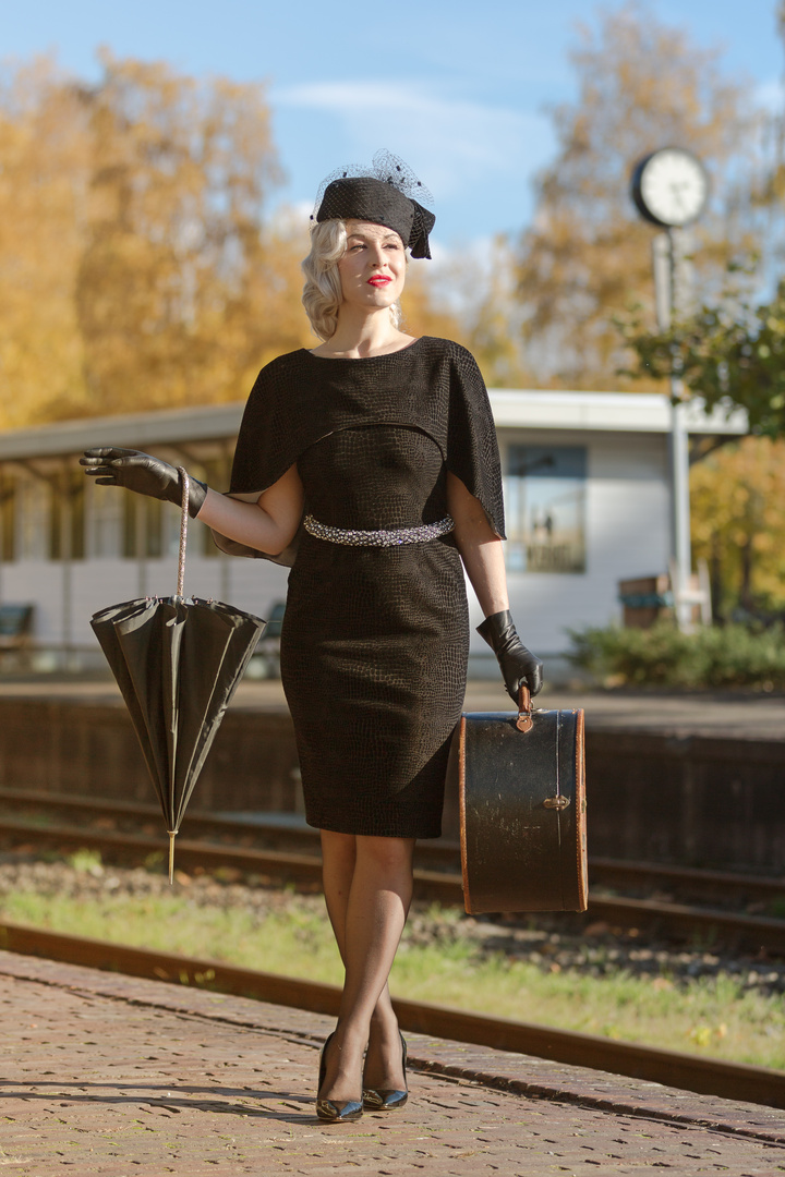 wartende Dame am Bahnhof