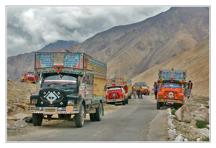 Wartende Lastwagen in Tibet