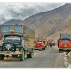 Wartende Lastwagen in Tibet