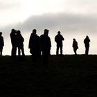 Wartende Menschen im Gegenlicht