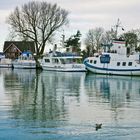 wartende Schiffe auf Ausflügler im Hafen.