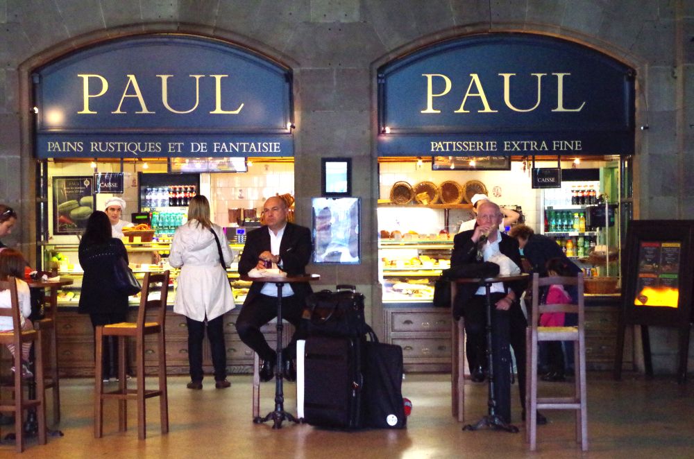 Wartendes Pärchen bei PAUL im Bahnhof Straßburg