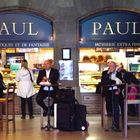 Wartendes Pärchen bei PAUL im Bahnhof Straßburg