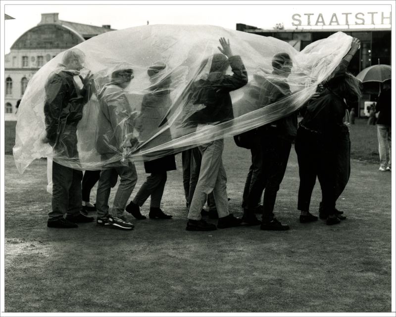 Warteschlange im Regen