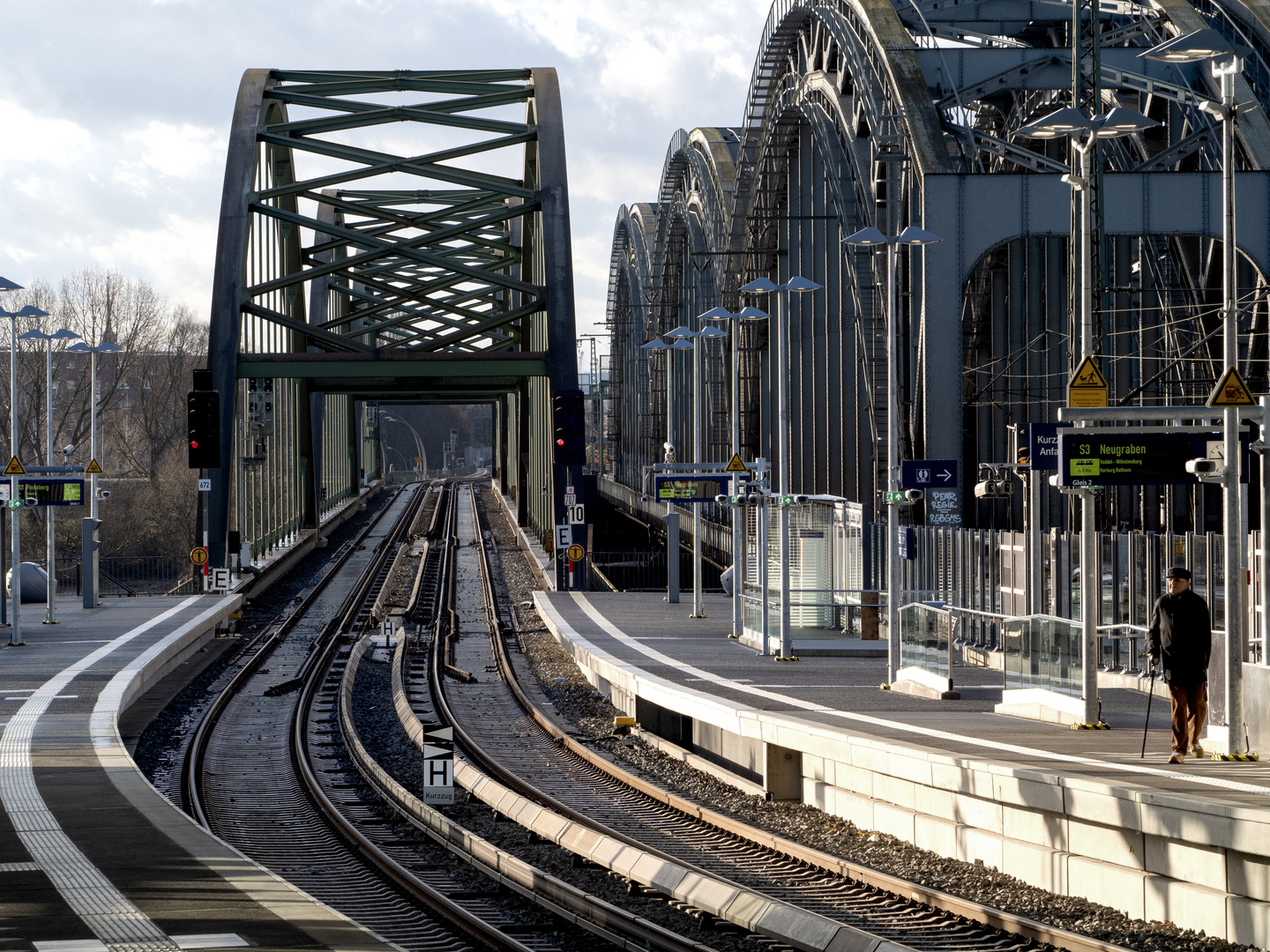 Wartestellung (S-Bahn Station Elbbrücken)