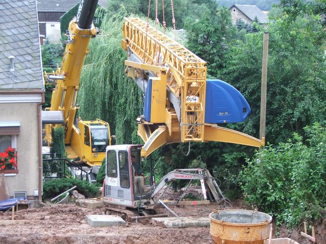 Wartet.....ich muß noch die Betonplatte zurechtrücken