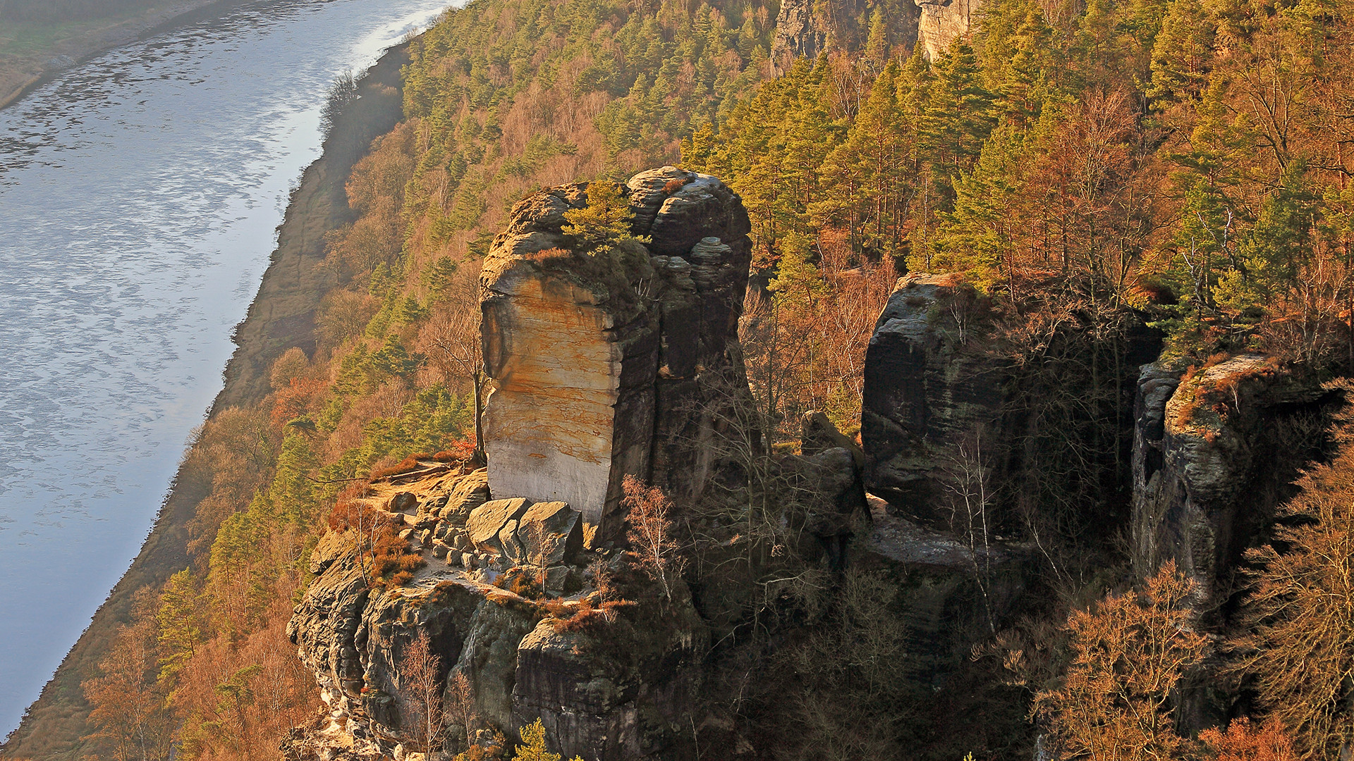 Wartturm hoch über Rathen im Basteigebiet der Sächsichen Schweiz...