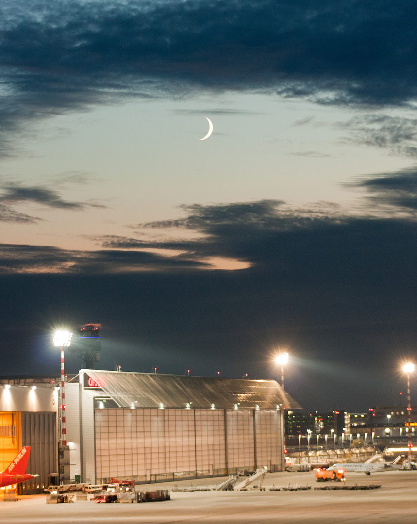 Wartungshalle im Mondlicht-DUS Airport