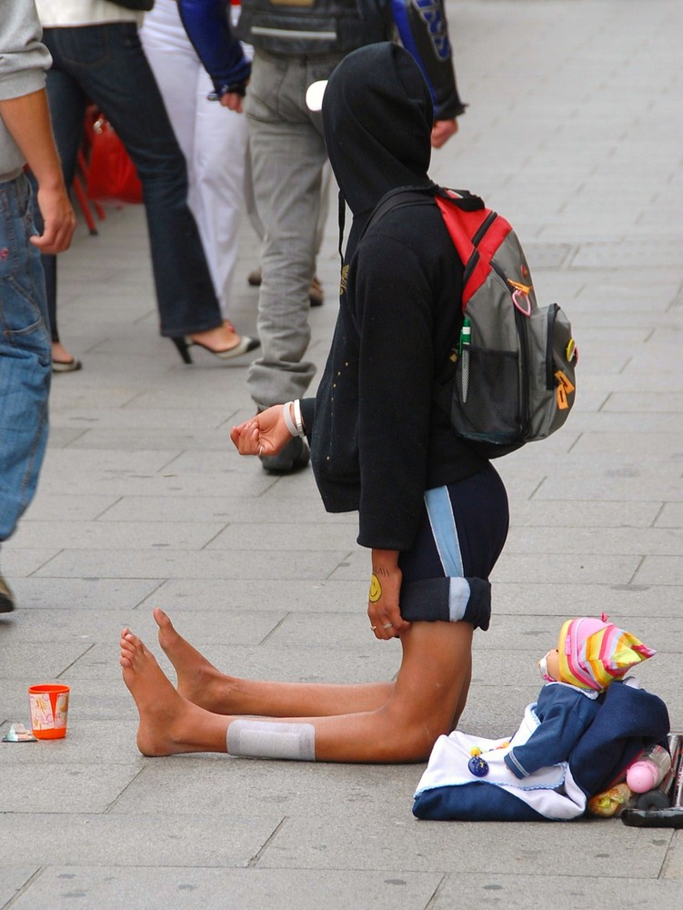 warum kümmert sich der Staat um solch behinderte Menschen nicht???