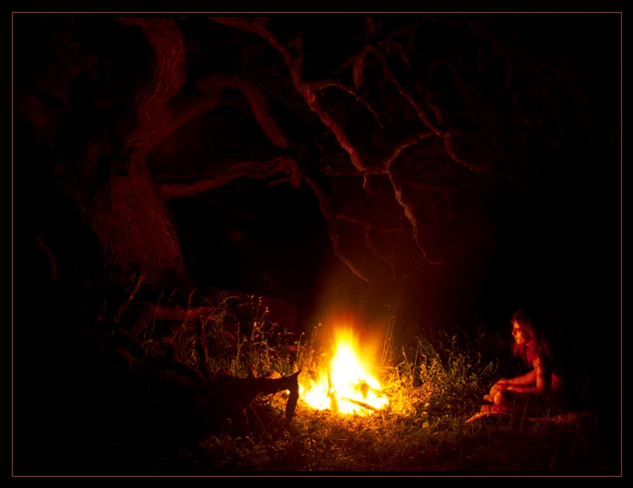 Warum nicht mal nackt in einer Sommernacht am Lagerfeuer sitzen und die Gedanken ziehen lassen