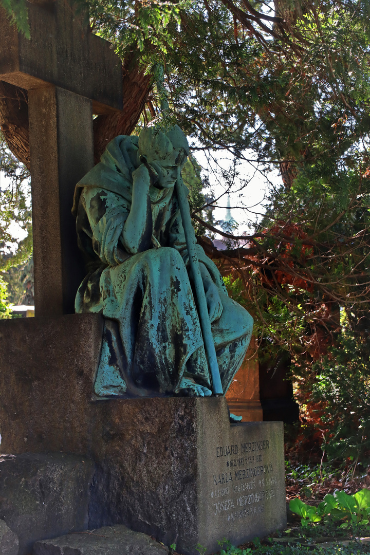 Warum? - Skulpturen im Alten Katholischen Friedhof in Dresden V