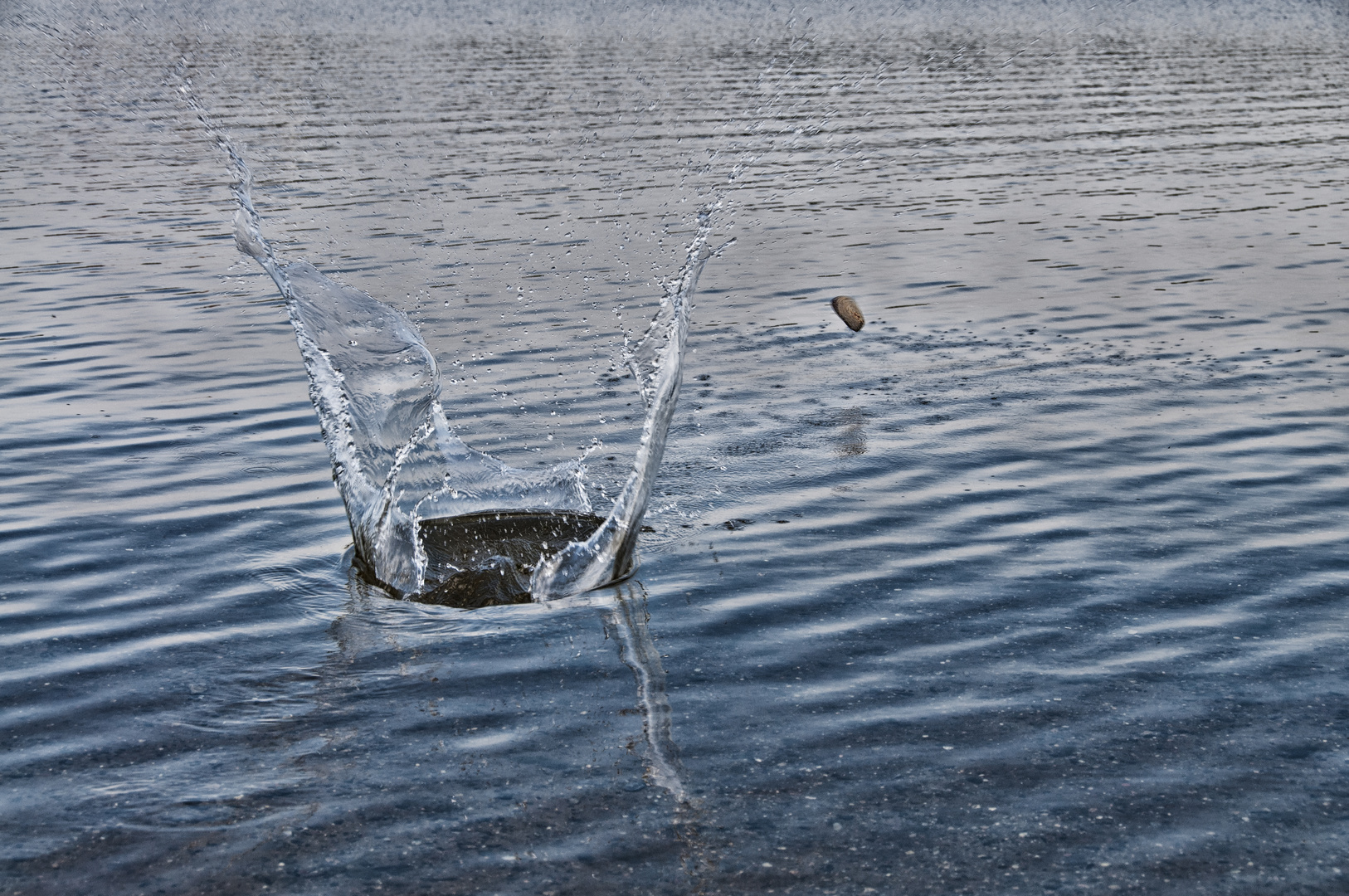 Warum springen Steine übers Wasser?