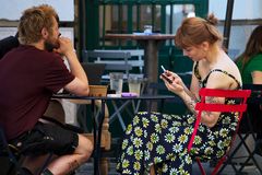 Warum verunstalten sich hübsche Frauen (?) ...