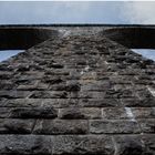 was alles fließt - fließende Linien am Stützpfeiler der Ravenna-Brücke.