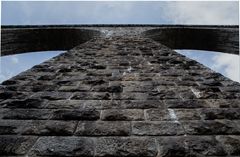 was alles fließt - fließende Linien am Stützpfeiler der Ravenna-Brücke.