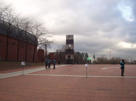 Was bewachen die vier Männer bloß...?