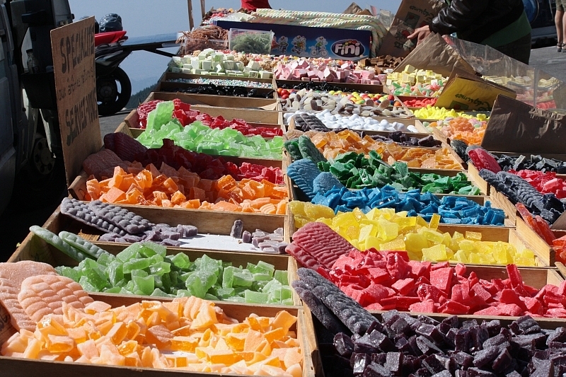 was Buntes auf dem grauweißen Gipfel des Mont Ventoux