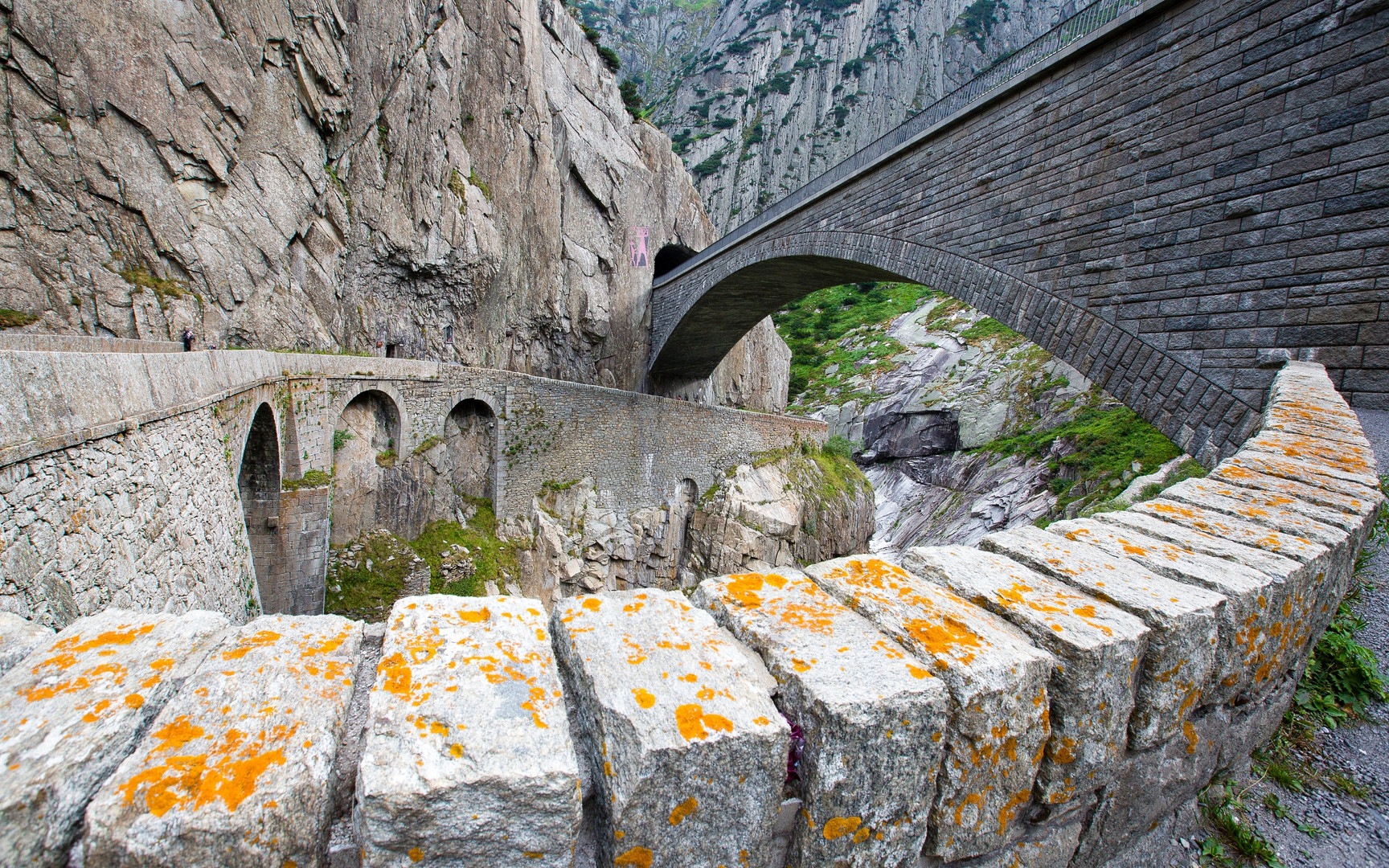 Was für Bauwerke! In der Schöllenenschlucht