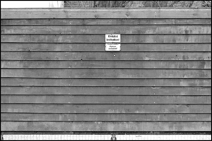 Was ist hinter der Bretterwand ? Foto & Bild | architektur, fenster