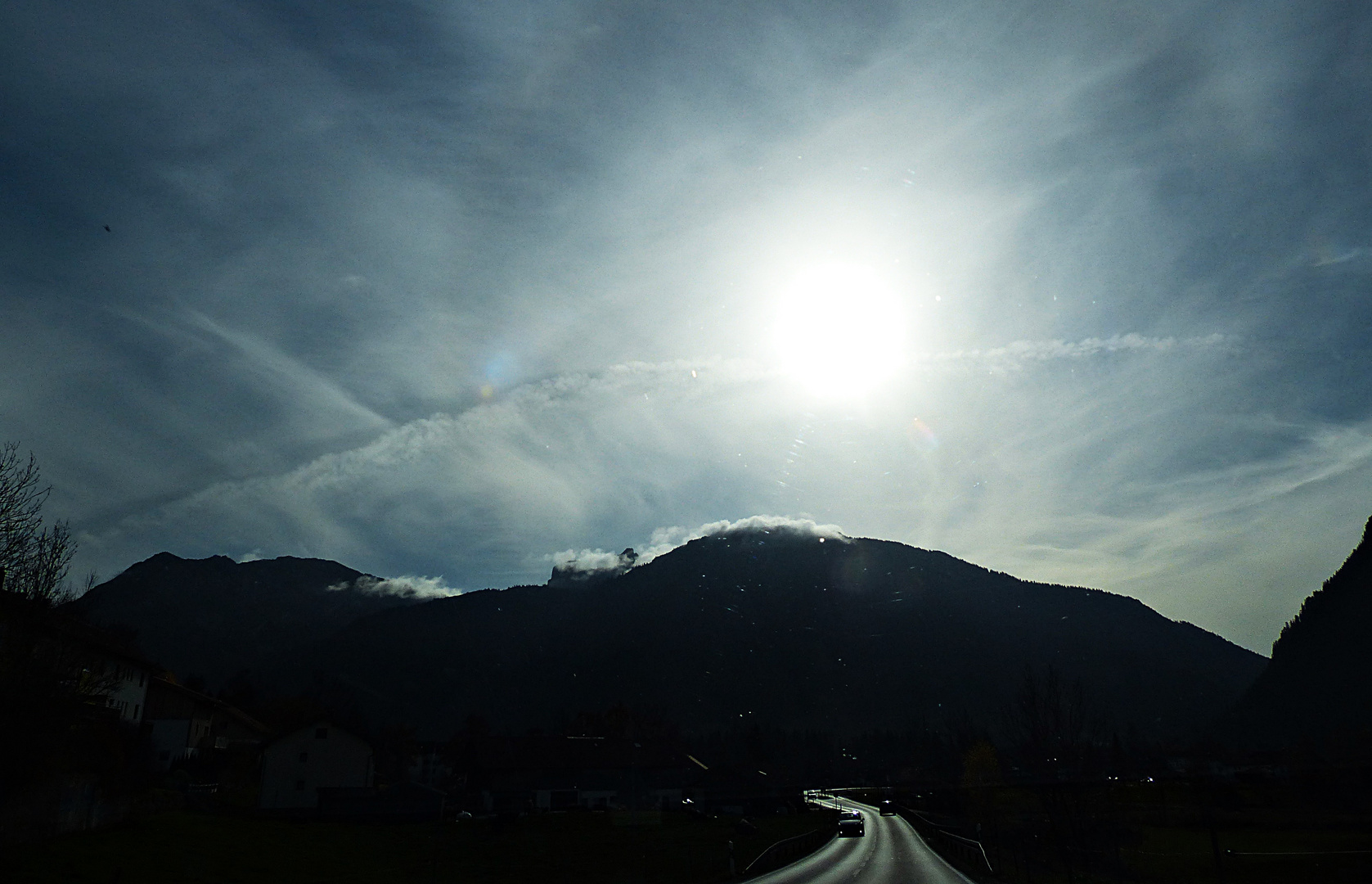 Was kommt da hinter dem Berg hervor?