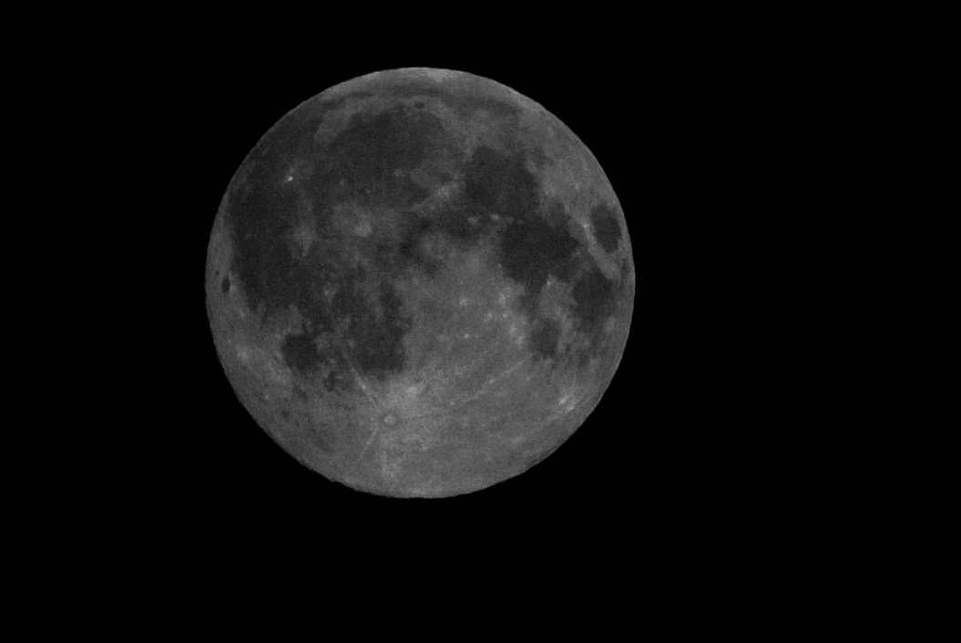 was leuchtet auf dem Mond so hell?