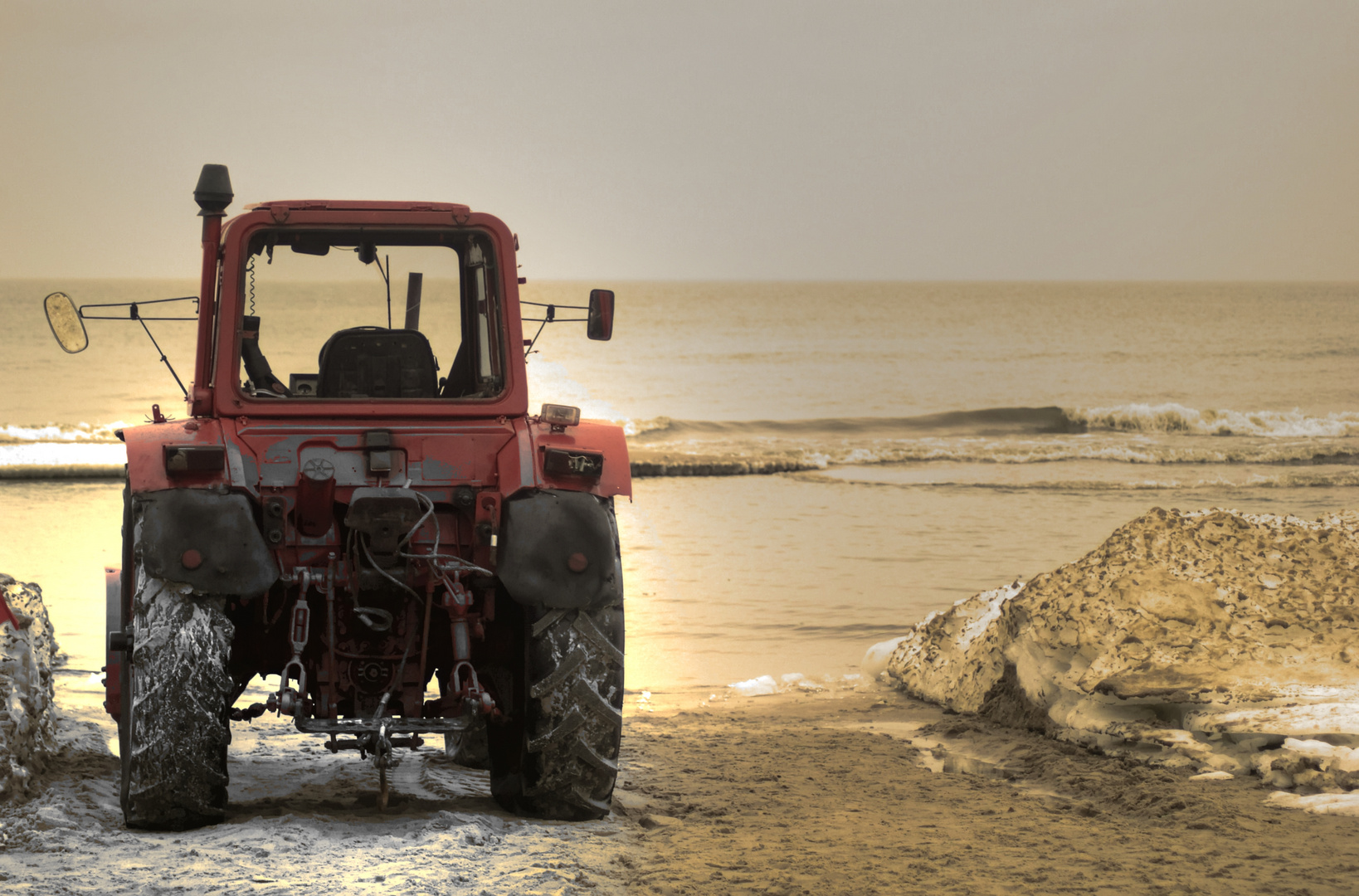 Was macht denn der Traktor am Strand?