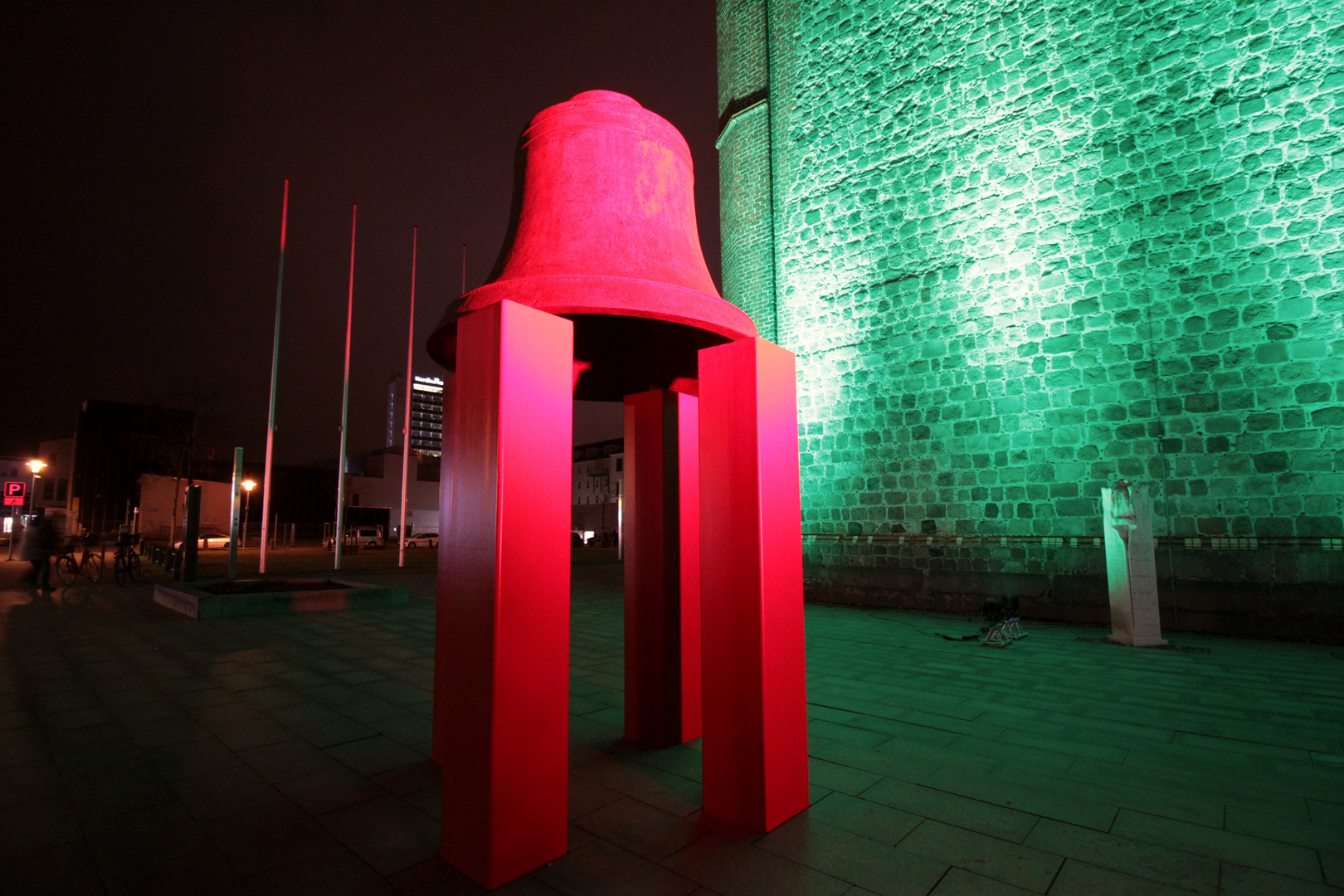 Was macht die Glocke vor dem Turm-