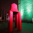 Was macht die Glocke vor dem Turm-