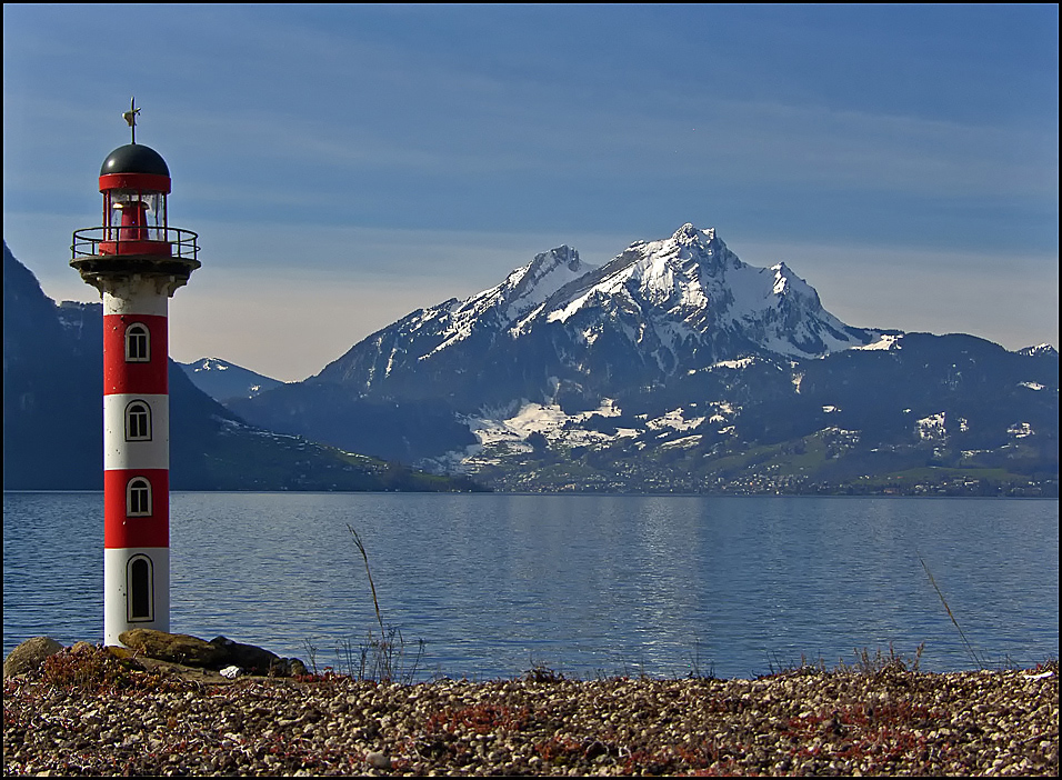 Was macht nur solch ein Leuchtturm am See?