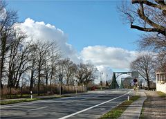 was mit Wolken, Wind und Brücke