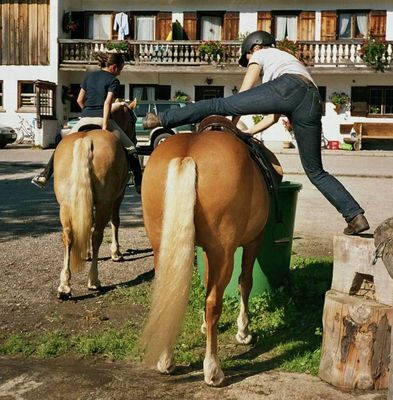 was so ein richtiger reiter ist.... und hoch das bein!!