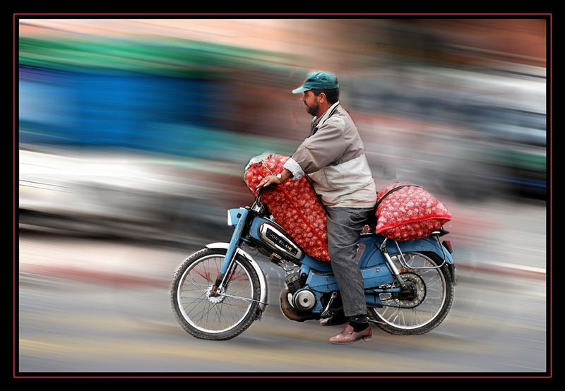 Was sol dieser mann auf seinem fahrrad haben in Marrakech