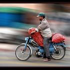 Was sol dieser mann auf seinem fahrrad haben in Marrakech