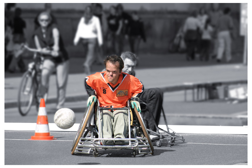 Was soll das denn für ein Sport sein ?? ...im Rollstuhl......komisch sowas ........... 106:203