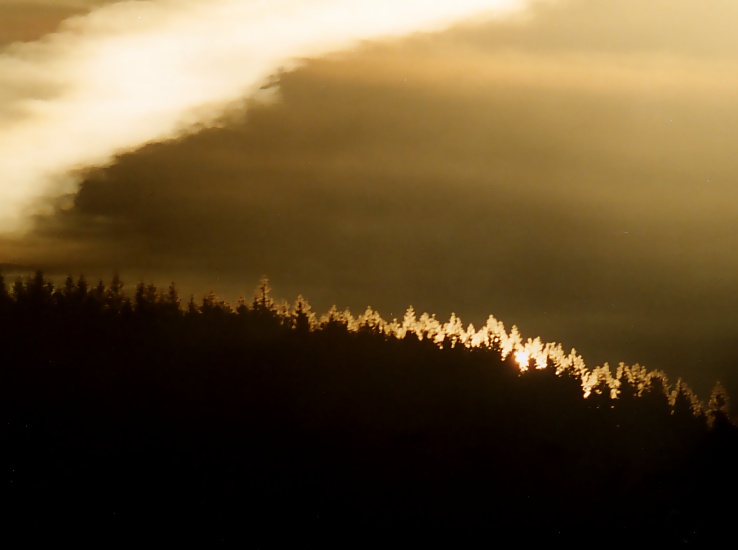 Was strahlt den da hinter'm Berg?