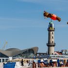 Was sucht denn ein Teddybär auf dem Leuchtturm in Warnemünde