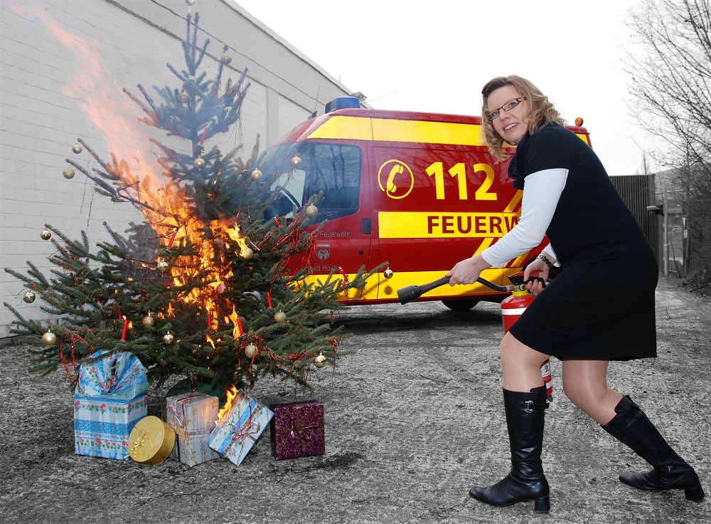 Was tun, wenn der Weihnachtsbaum brennt - Feuerwehr Weihnachten 1