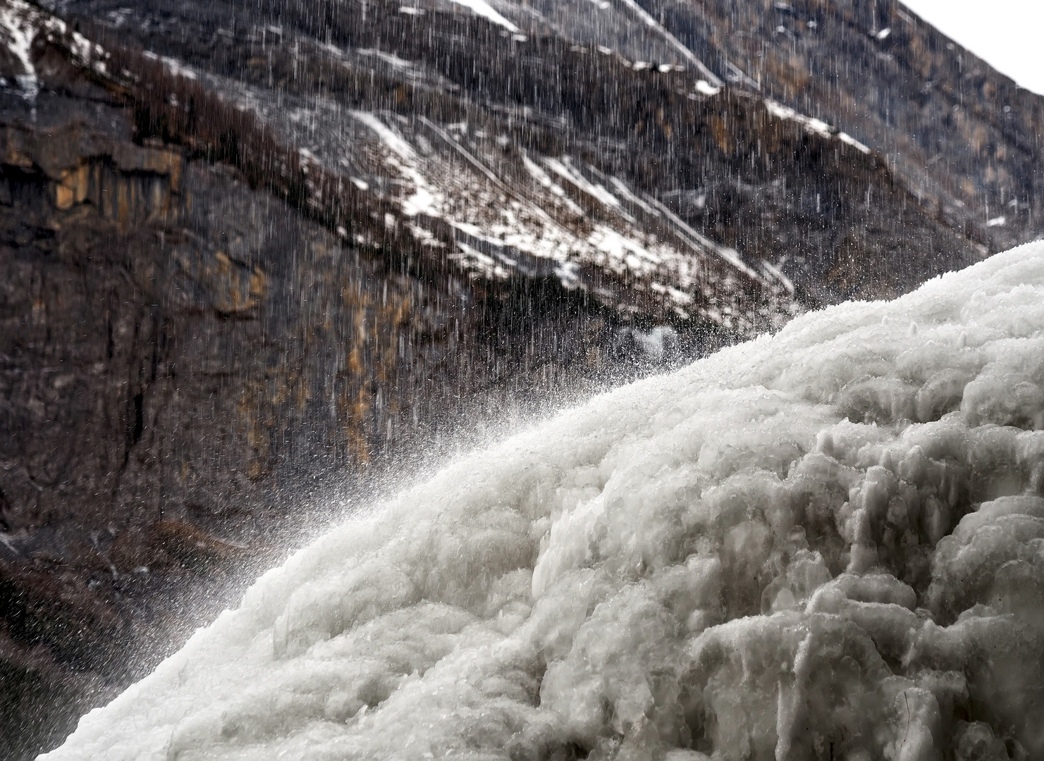 Was vom vereisten Wasserfall übrig bleibt… (Foto 2) - Ce qui reste des glaçons de la chute d'eau...