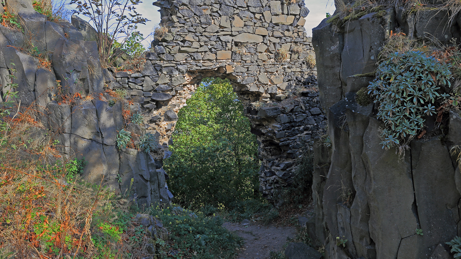 Was von der Burg auf dem böhmischen Ostry noch übrig ist...