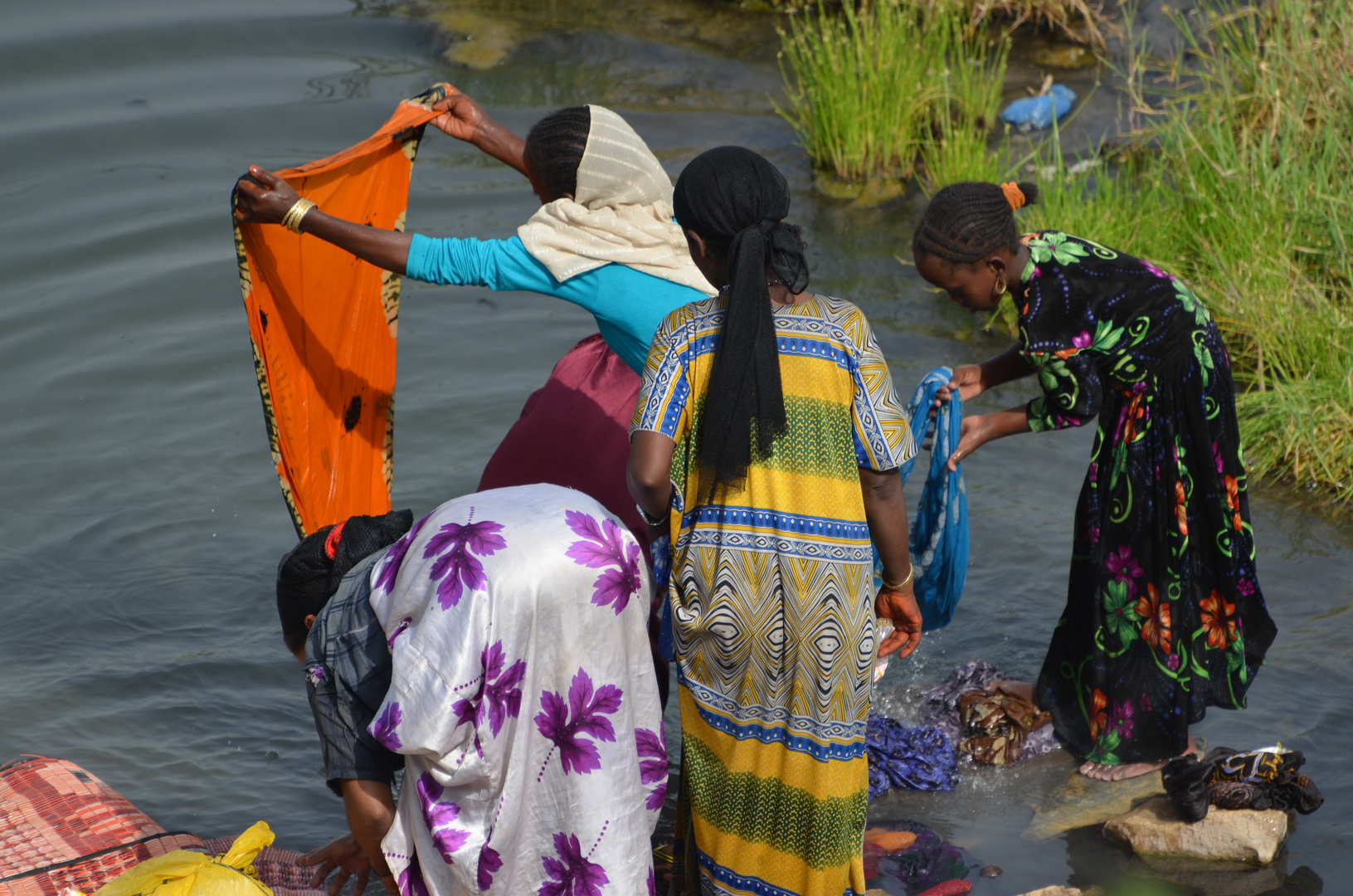 Waschende Frauen an einer heissen Quelle (Oromo-Region,Äthiopien)