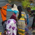 Waschende Frauen an einer heissen Quelle (Oromo-Region,Äthiopien)