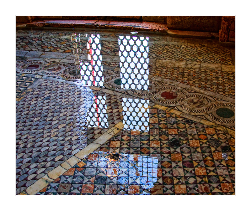 "Waschtag" in der Vorhalle von San Marco