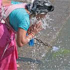 Waschung in Mutter Ganga reinigt nicht nur den Körper